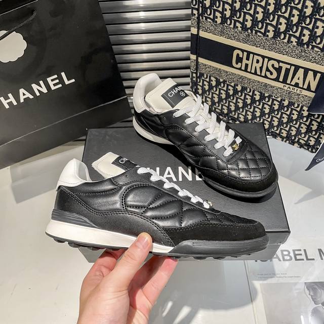 出厂：Chanel Tennis系列小香2024春夏网球鞋新品，绵羊皮材质、超软糯，脚感满分鞋型秀气精致非常修脚，很chill很百搭！超有格调！超大鞋舌，双c