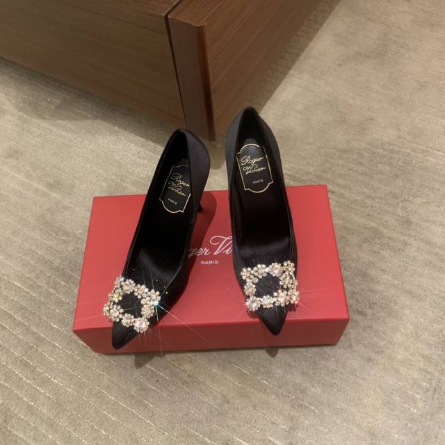 出厂：Rv Roger Vivier 雪花扣钻扣尖头高跟鞋 细跟单鞋跟高：平底、6.5Cm、8.5Cm码数：34-41