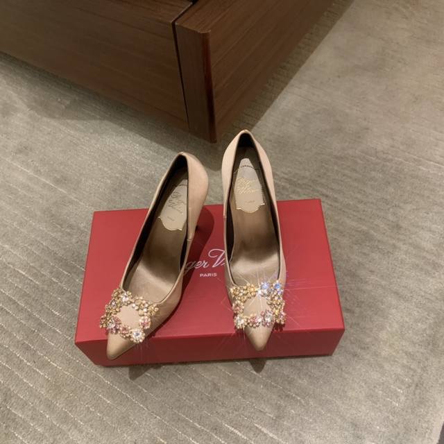 出厂：Rv Roger Vivier 雪花扣钻扣尖头高跟鞋 细跟单鞋跟高：平底、6.5Cm、8.5Cm码数：34-41