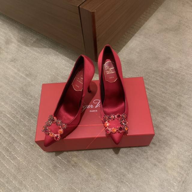 出厂：Rv Roger Vivier 雪花扣钻扣尖头高跟鞋 细跟单鞋跟高：平底、6.5Cm、8.5Cm码数：34-41