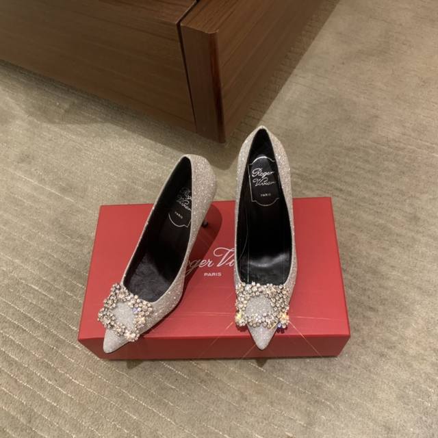 出厂：Rv Roger Vivier 雪花扣钻扣尖头高跟鞋 细跟单鞋跟高：平底、6.5Cm、8.5Cm码数：34-41