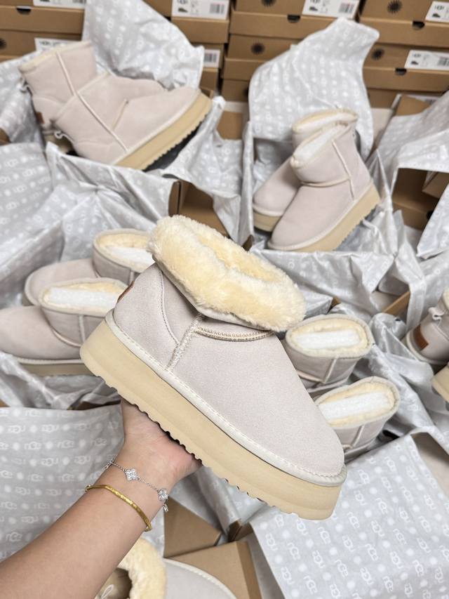 出厂：Ugg Australia Classic Mini 5854 奶油云沙色雪地靴冬日温柔氛围感必备！像踩在云朵上的软糯触感，羊皮毛一体给予双脚贴心温暖 浅