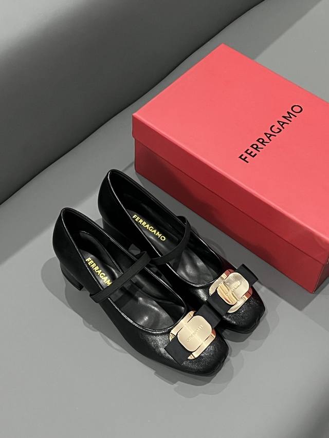 出厂：Ferragamo 菲拉格慕 2024早春新款 蝴蝶结芭蕾舞鞋 玛丽珍鞋 粗跟单鞋优雅永不过时，减龄又有点俏皮的方头，相信每个女孩都会为之心动正品全身定制