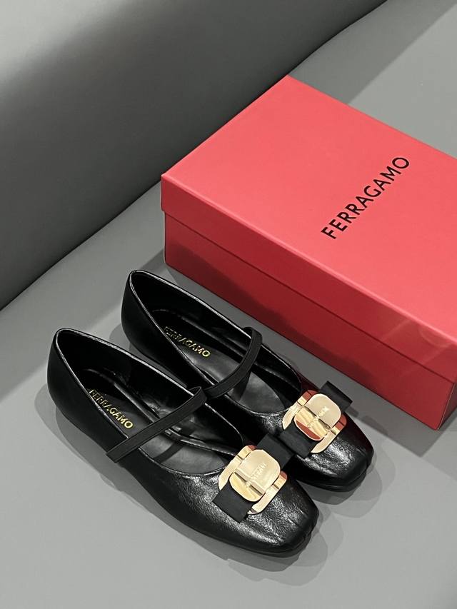 出厂：Ferragamo 菲拉格慕 2024早春新款 蝴蝶结芭蕾舞鞋 玛丽珍鞋 平底单鞋优雅永不过时，减龄又有点俏皮的方头，相信每个女孩都会为之心动正品全身定制