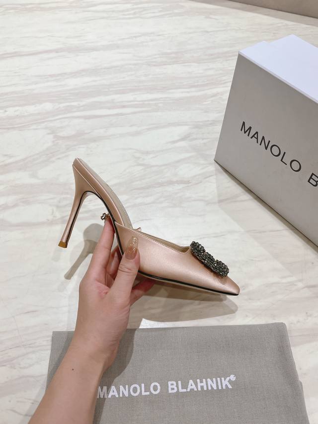 出厂：Manolo Blahnik Mb经典款钻扣凉拖鞋，高密度进口真丝，内里，垫脚羊皮，施华洛世奇水钻，真皮大底，多色可选，跟高9.5Cm，尺码：35-39