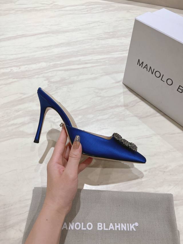 出厂：Manolo Blahnik Mb经典款钻扣凉拖鞋，高密度进口真丝，内里，垫脚羊皮，施华洛世奇水钻，真皮大底，多色可选，跟高9.5Cm，尺码：35-39