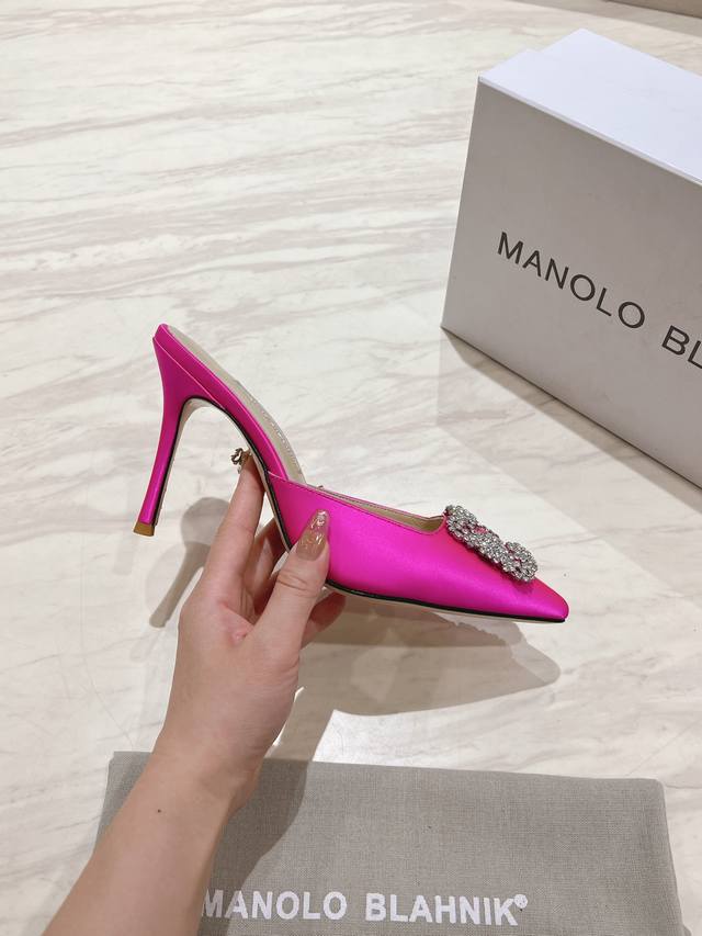 出厂：Manolo Blahnik Mb经典款钻扣凉拖鞋，高密度进口真丝，内里，垫脚羊皮，施华洛世奇水钻，真皮大底，多色可选，跟高9.5Cm，尺码：35-39