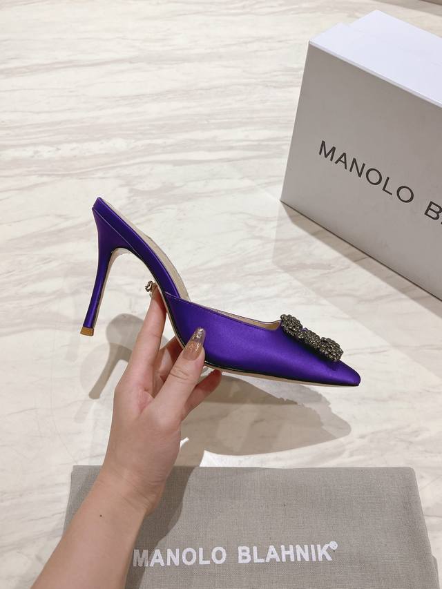 出厂：Manolo Blahnik Mb经典款钻扣凉拖鞋，高密度进口真丝，内里，垫脚羊皮，施华洛世奇水钻，真皮大底，多色可选，跟高9.5Cm，尺码：35-39