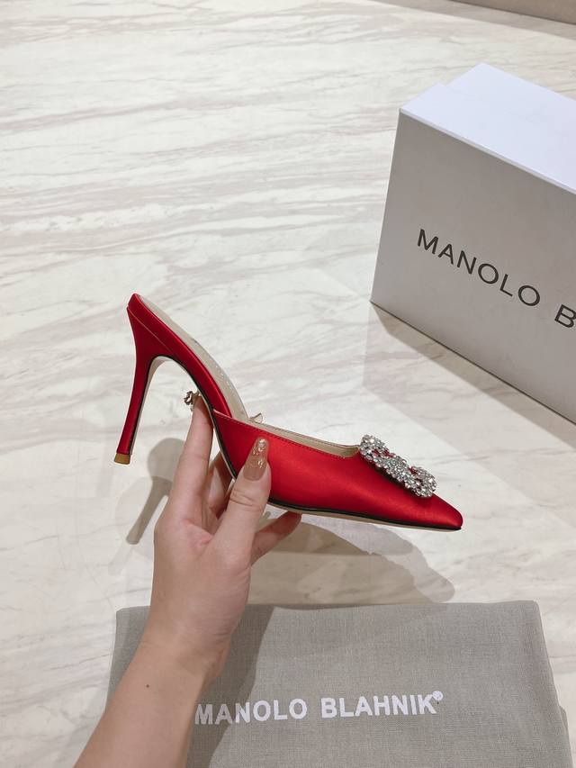 出厂：Manolo Blahnik Mb经典款钻扣凉拖鞋，高密度进口真丝，内里，垫脚羊皮，施华洛世奇水钻，真皮大底，多色可选，跟高9.5Cm，尺码：35-39