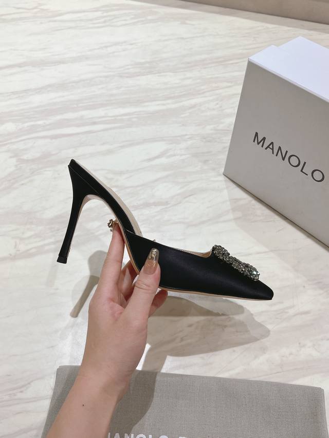 出厂：Manolo Blahnik Mb经典款钻扣凉拖鞋，高密度进口真丝，内里，垫脚羊皮，施华洛世奇水钻，真皮大底，多色可选，跟高9.5Cm，尺码：35-39