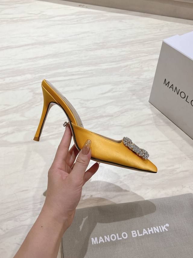 出厂：Manolo Blahnik Mb经典款钻扣凉拖鞋，高密度进口真丝，内里，垫脚羊皮，施华洛世奇水钻，真皮大底，多色可选，跟高9.5Cm，尺码：35-39