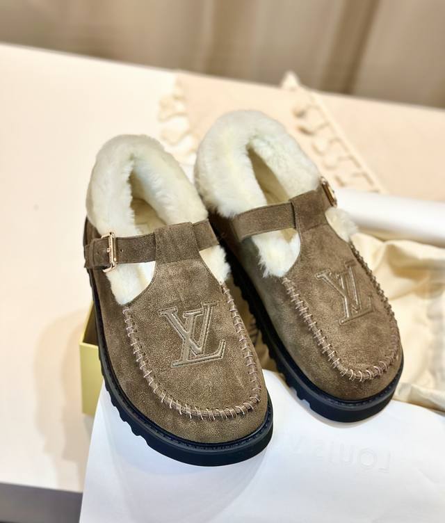 毛里版本路易威登lv Louis Vuott On Fw24 New Arrival～秋冬最新款毛毛拖鞋～这双毛拖也是好好看！皮质的就是非常高级呀！！搭配秋冬的