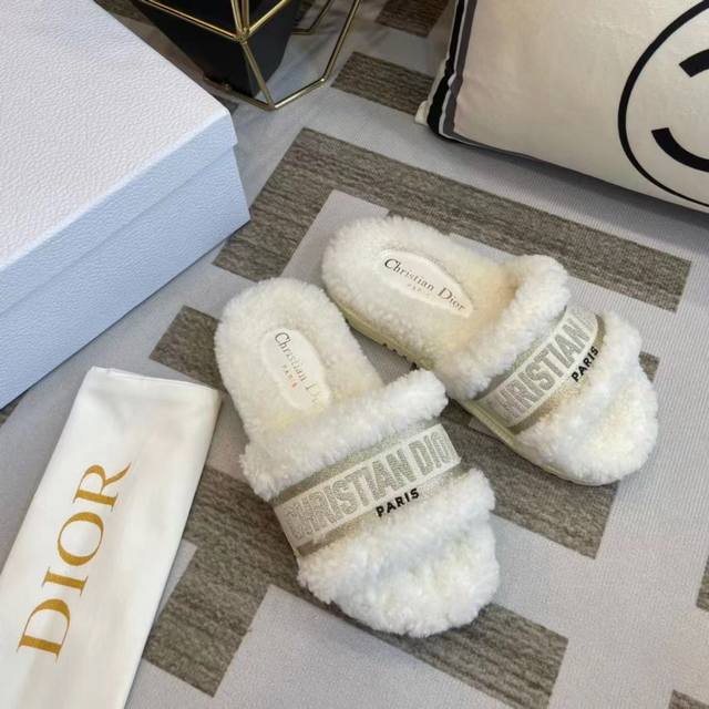 冲量价: Dior 迪奥毛拖鞋系列 23厚底毛拖鞋 时尚明星网红爆款 舒适百搭羊毛拖鞋， 平底防滑底 更胜一筹 梭织羊毛 原版电绣字母 原版底 35-40码 4