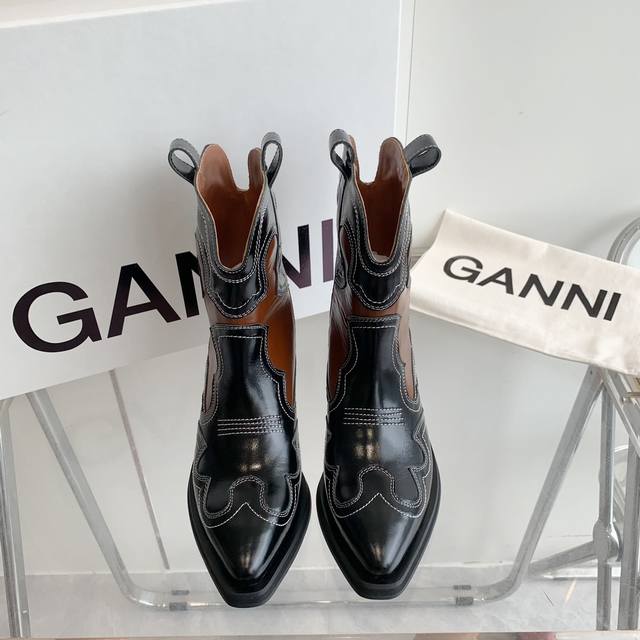 冲量价: Ganni 刺绣复古名族风西部牛仔靴骑士靴！宋妍霏同款 Ganni秋冬必备款版型超美，上脚百搭鞋面：全粒面小牛皮原版1比1电绣内里：进口羊皮内里垫脚: