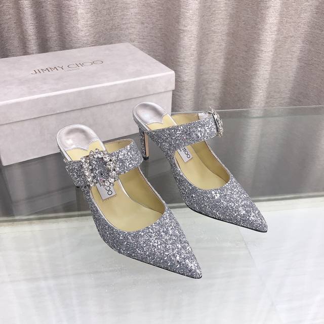 冲量价:Jimmy Choo 吉米周 D扣水钻款，周先生的又一新作，进口水钻修饰， 大方高贵！是一个非常全面之尊贵时尚生活品牌， 香港,美国等大时尚博主及明星的