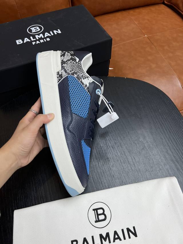 冲量价: Balmain巴尔曼b-Skate运动鞋 B-Skate 进口牛皮 网布运动鞋 ，鞋面饰有蓝色鞋带，皮革拼接鞋舌点缀 Balmain 徽标， 鞋底饰有