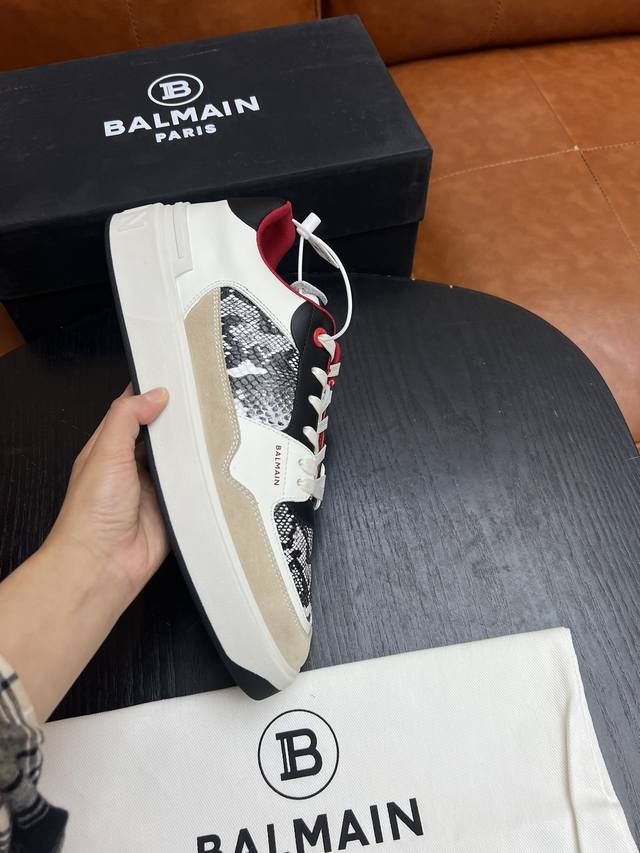 冲量价: Balmain巴尔曼b-Skate运动鞋 B-Skate 进口牛皮 网布运动鞋 ，鞋面饰有蓝色鞋带，皮革拼接鞋舌点缀 Balmain 徽标， 鞋底饰有