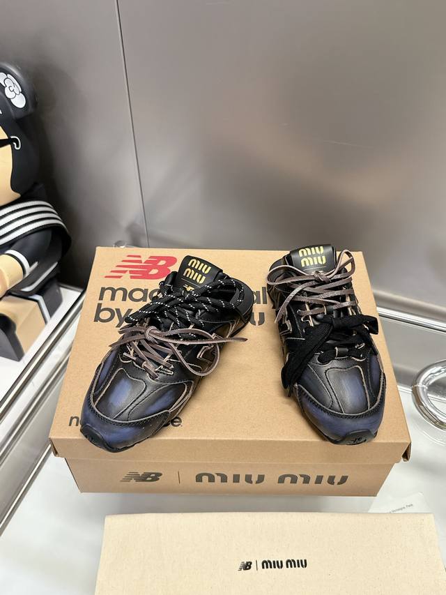 冲量价:Miumiu X New Balance 24Ss早春联名走秀款 半拖超级无敌大热门无论你如何穿搭请都不要放过这一双530系列的运动鞋 非常好搭配！采用