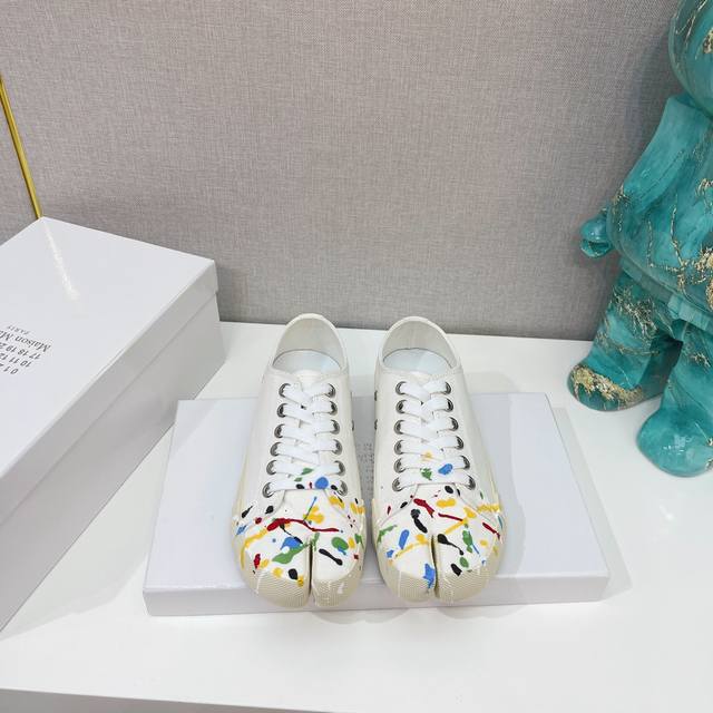 冲量价: Maisonmargiela 马丁 马吉拉，金典款分趾单鞋. 上脚舒适，面料：进口帆布内里垫脚：水染牛皮大底：原版橡胶底码数；35-40. 40订做不