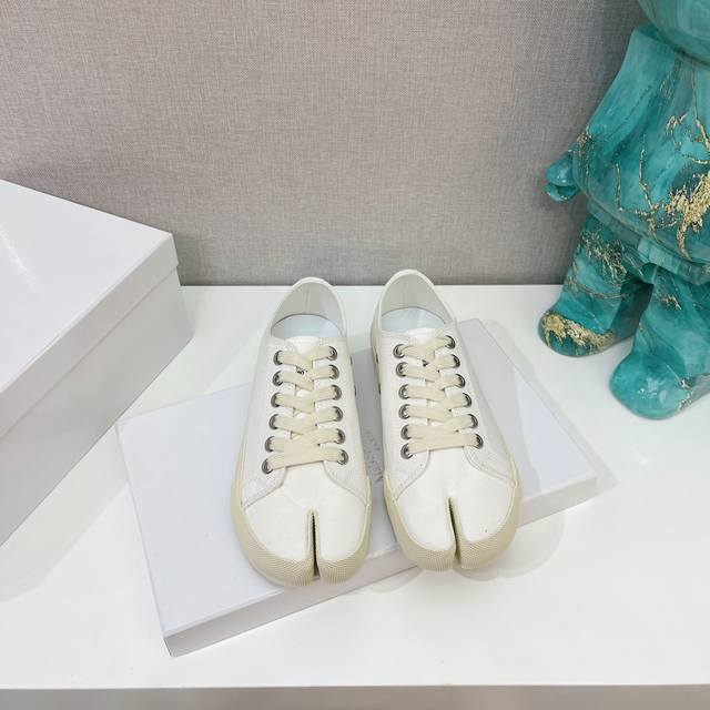 冲量价: Maisonmargiela 马丁 马吉拉，金典款分趾单鞋. 上脚舒适，面料：进口帆布内里垫脚：水染牛皮大底：原版橡胶底码数；35-40. 40订做不