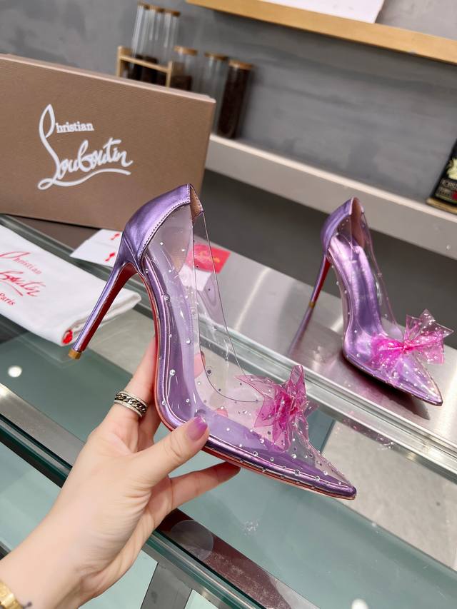 冲量价:Christianlouboutin路铂廷 Cl红底鞋‖ 全球限量！来自拉斯维加斯的祝福灵感来自拉斯维加斯的炫彩霓虹手工制作，精致工艺收藏级作品绝对吸睛