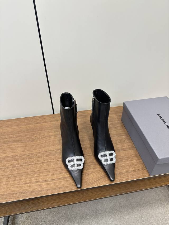 巴黎世家balenciaga 冷性感高跟短靴、裸靴将时髦发挥到极致的 巴黎世家尖头凉鞋巴黎世家的鞋子绝对开了挂，每一双都想去入，因为真的每一对都自带时髦感 ，整