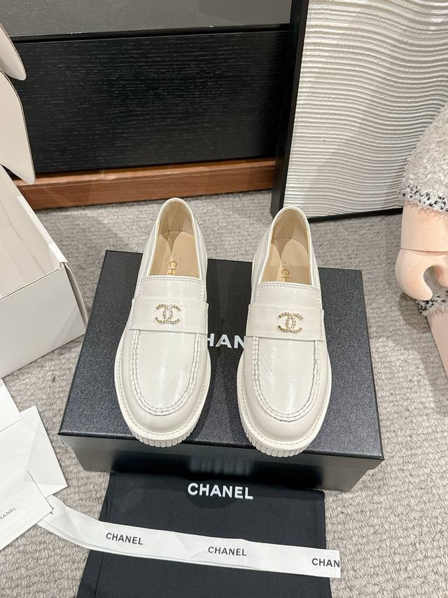 代购级版本Chanel Ss25 New Arrival～小香25A春夏系列乐福鞋新品经典版型搭配精致饰扣，细节质感拉满！油蜡牛无与伦比的质感，25春夏绝美乐福