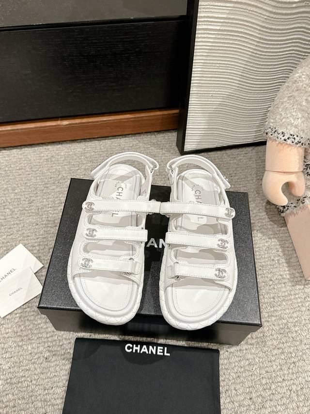 顶级品质Chanel Ss25 New Arrival～小香2025魔术贴凉鞋系列新品三条带子设计，很是别致，眼前一亮的感觉油蜡皮的鞋面，羊里里衬，质感很绝啊原