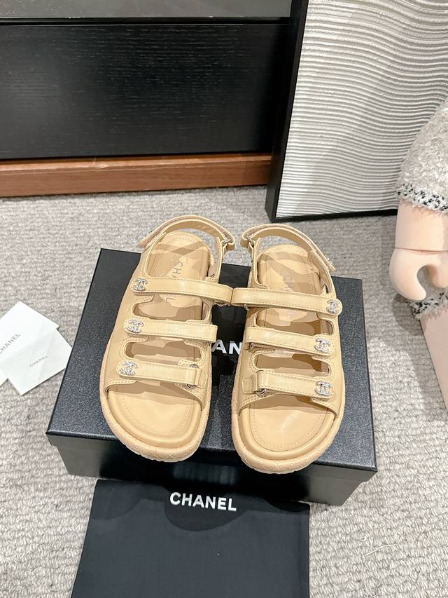 顶级品质Chanel Ss25 New Arrival～小香2025魔术贴凉鞋系列新品三条带子设计，很是别致，眼前一亮的感觉油蜡皮的鞋面，羊里里衬，质感很绝啊原