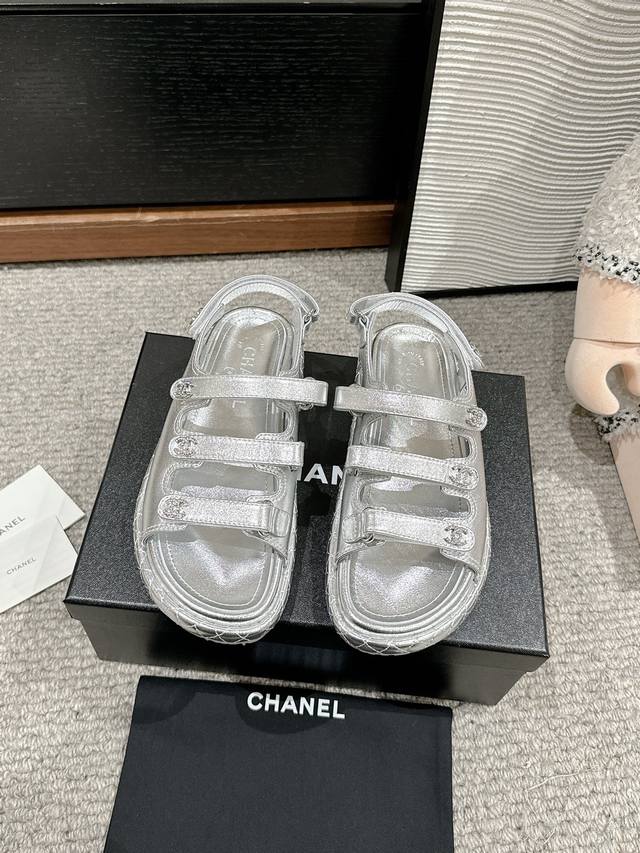 顶级品质Chanel Ss25 New Arrival～小香2025魔术贴凉鞋系列新品三条带子设计，很是别致，眼前一亮的感觉油蜡皮的鞋面，羊里里衬，质感很绝啊原