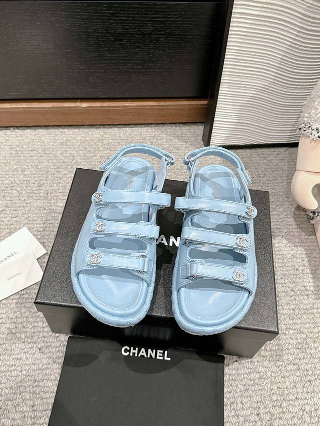 顶级品质Chanel Ss25 New Arrival～小香2025魔术贴凉鞋系列新品三条带子设计，很是别致，眼前一亮的感觉油蜡皮的鞋面，羊里里衬，质感很绝啊原