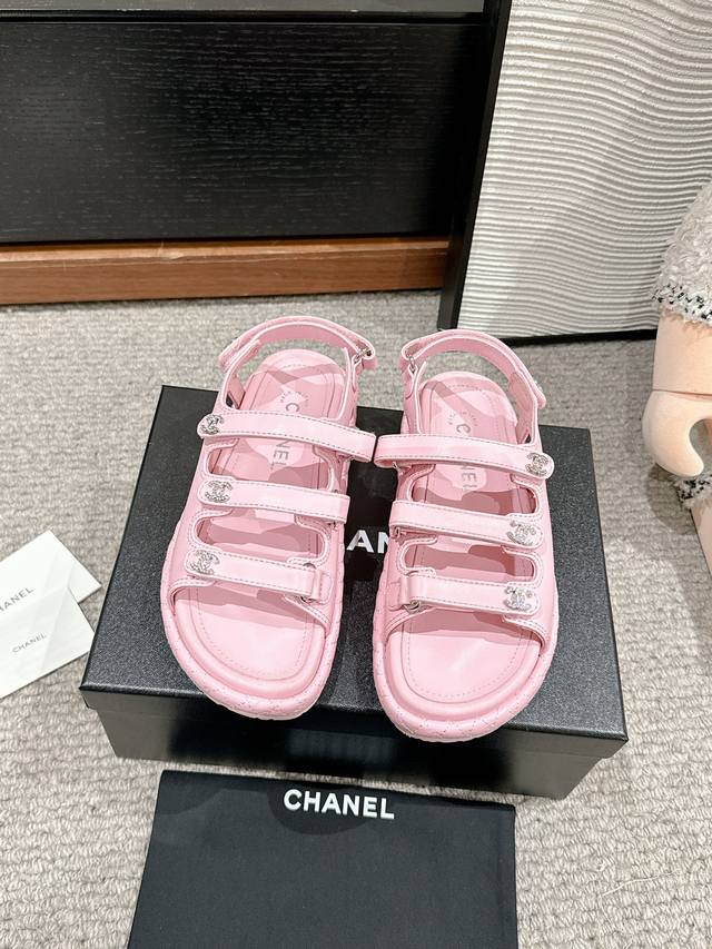 顶级品质Chanel Ss25 New Arrival～小香2025魔术贴凉鞋系列新品三条带子设计，很是别致，眼前一亮的感觉油蜡皮的鞋面，羊里里衬，质感很绝啊原