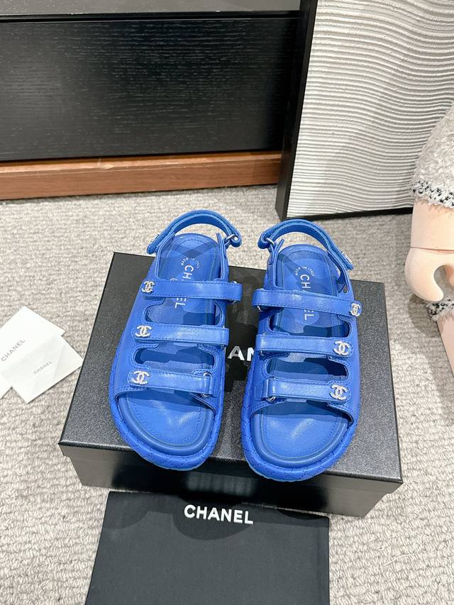 顶级品质Chanel Ss25 New Arrival～小香2025魔术贴凉鞋系列新品三条带子设计，很是别致，眼前一亮的感觉油蜡皮的鞋面，羊里里衬，质感很绝啊原