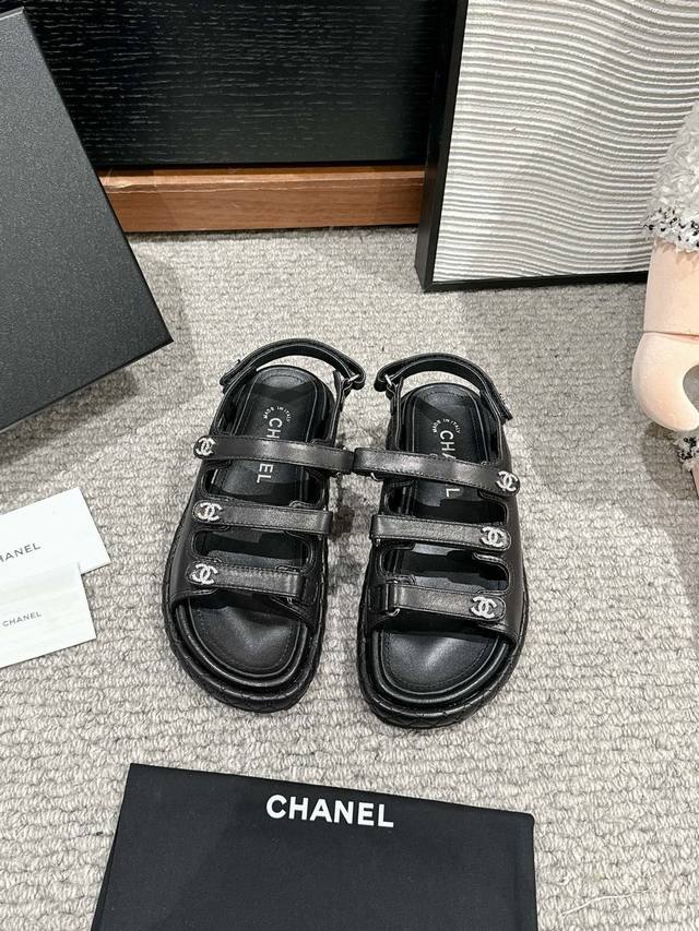 顶级品质Chanel Ss25 New Arrival～小香2025魔术贴凉鞋系列新品三条带子设计，很是别致，眼前一亮的感觉油蜡皮的鞋面，羊里里衬，质感很绝啊原