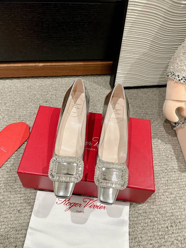 顶级品质Roger Vivier Fw25 Mew Arrival～Rv经典系列｜水晶钻扣粗跟单鞋职场风精致优雅知性～尽显气质魅力～鞋面：小牛皮、真丝、韩国绒内