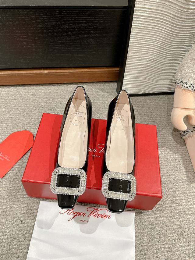 顶级品质Roger Vivier Fw25 Mew Arrival～Rv经典系列｜水晶钻扣粗跟单鞋职场风精致优雅知性～尽显气质魅力～鞋面：小牛皮、真丝、韩国绒内