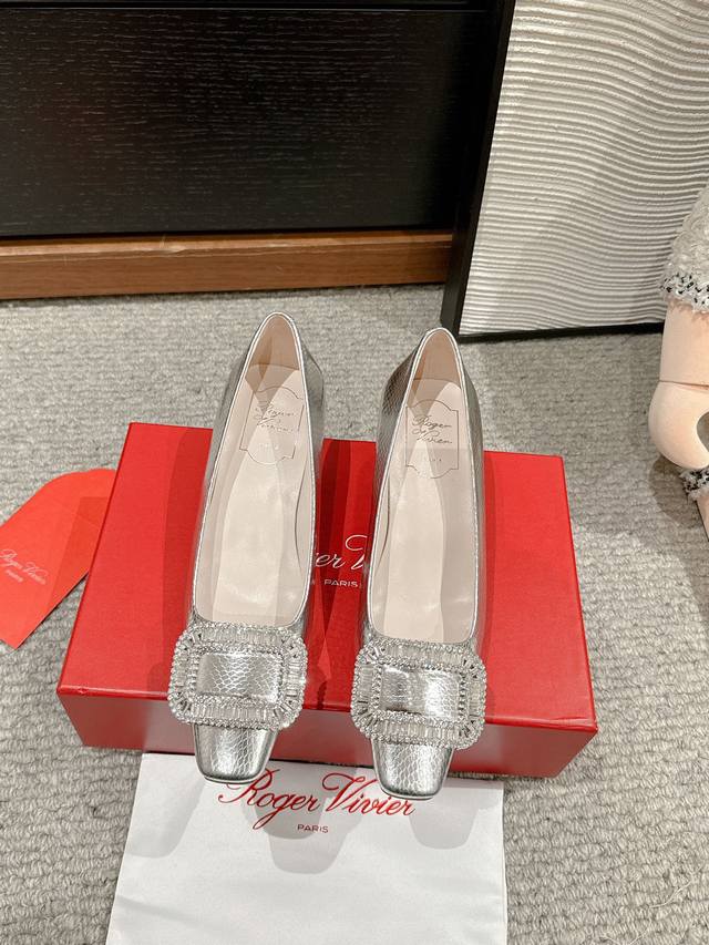 顶级品质Roger Vivier Fw25 Mew Arrival～Rv经典系列｜水晶钻扣粗跟单鞋职场风精致优雅知性～尽显气质魅力～鞋面：小牛皮、真丝、韩国绒内