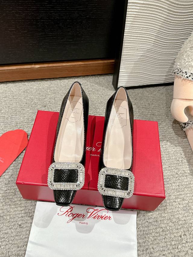 顶级品质Roger Vivier Fw25 Mew Arrival～Rv经典系列｜水晶钻扣粗跟单鞋职场风精致优雅知性～尽显气质魅力～鞋面：小牛皮、真丝、韩国绒内