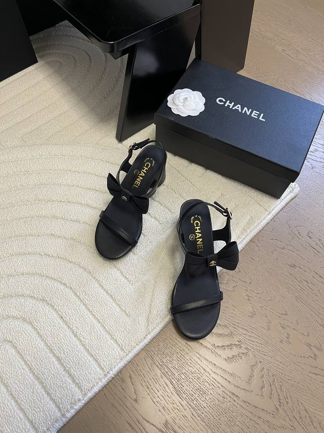 Chanel 25C新款蝴蝶结凉鞋一如既往的高版本 经典蝴蝶结版面鞋面羊皮 内里羊皮 真皮大底跟高3 5CmSize:35-39 其他码数定