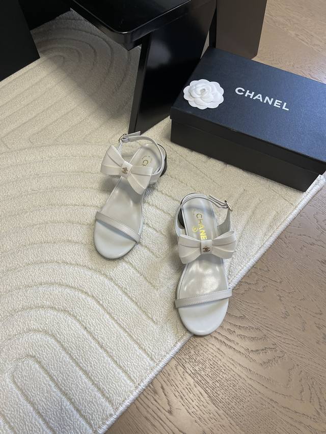 Chanel 25C新款蝴蝶结凉鞋一如既往的高版本 经典蝴蝶结版面鞋面羊皮 内里羊皮 真皮大底跟高3 5CmSize:35-39 其他码数定