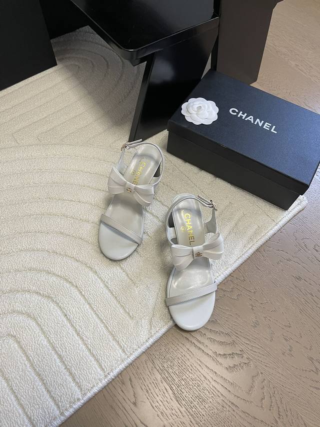 Chanel 25C新款蝴蝶结凉鞋一如既往的高版本 经典蝴蝶结版面鞋面羊皮 内里羊皮 真皮大底跟高3 5CmSize:35-39 其他码数定