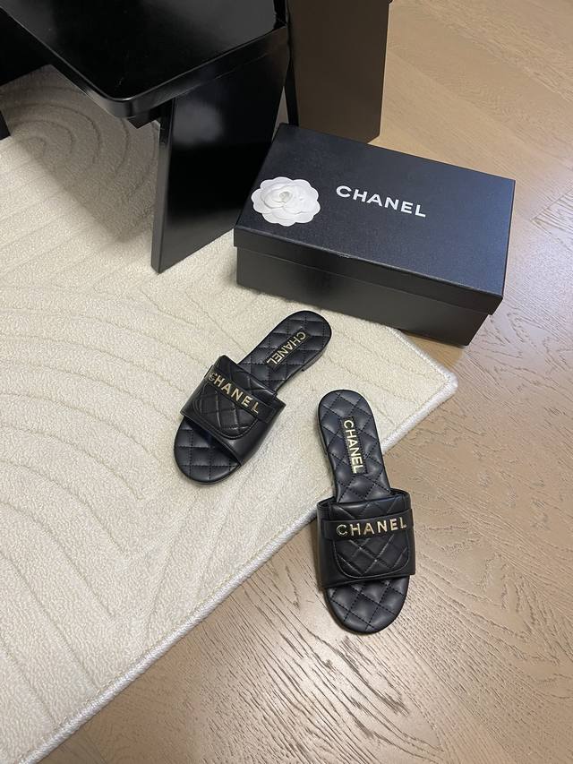 Chanel 25C新款字母拖鞋这一季的蜜儿拖上脚太好看了上脚巨显细长 灰常滴高级！鞋面羊皮 内里羊皮 真皮大底Size:35-39 其他码数定做