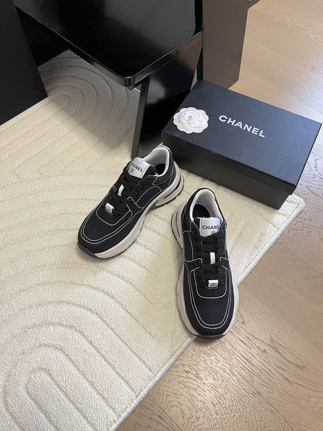 Chanel 25C新款运动休闲鞋百搭小白鞋 款式搭配不会出错撞色搭配活力满满啊侧面注塑logo 上脚很秀气鞋面原版定制帆布面 原版大底Size:35-40