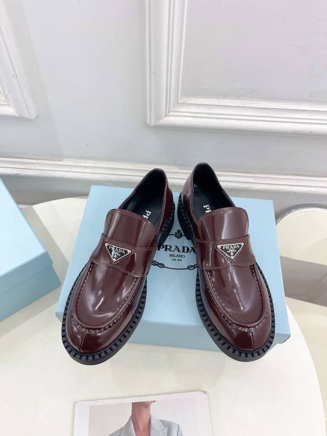 Prada 普拉达 252025春夏新品 专柜走秀款 经典三角标chocolate情侣款乐福鞋系列鞋面：原版高定制牛皮 开边珠 牛漆皮内里：进口混种羊皮里大底：