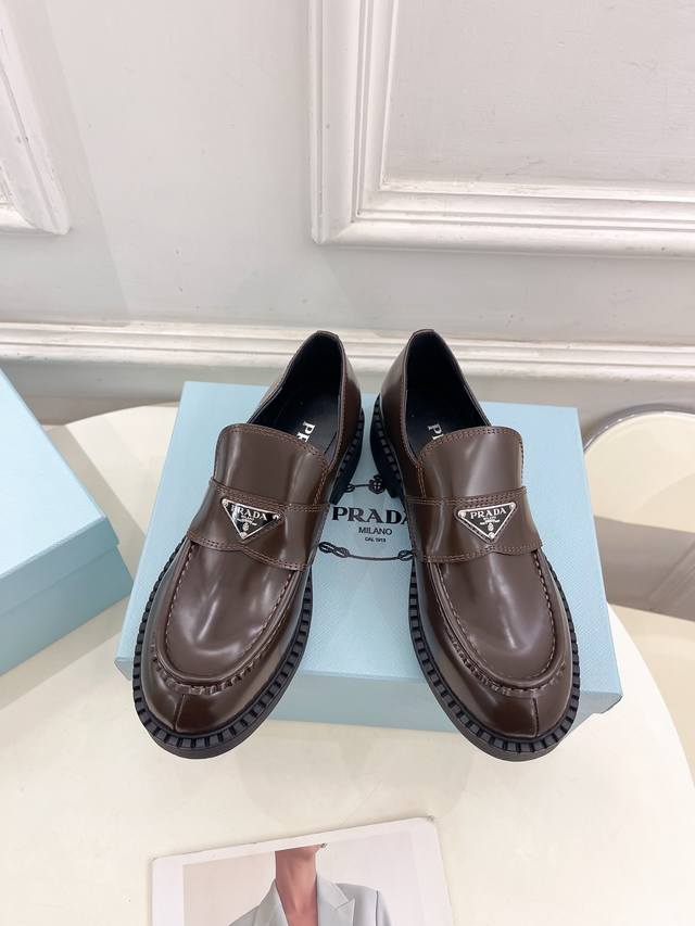 Prada 普拉达 252025春夏新品 专柜走秀款 经典三角标chocolate情侣款乐福鞋系列鞋面：原版高定制牛皮 开边珠 牛漆皮内里：进口混种羊皮里大底：