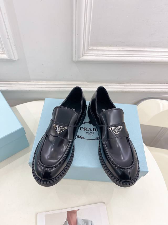 Prada 普拉达 252025春夏新品 专柜走秀款 经典三角标chocolate情侣款乐福鞋系列鞋面：原版高定制牛皮 开边珠 牛漆皮内里：进口混种羊皮里大底：