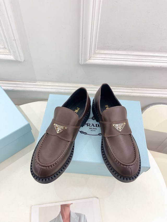 Prada 普拉达 252025春夏新品 专柜走秀款 经典三角标chocolate情侣款乐福鞋系列鞋面：原版高定制牛皮 开边珠 牛漆皮内里：进口混种羊皮里大底：