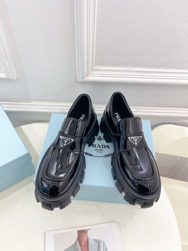 Prada 普拉达 252025春夏新品 专柜走秀款 经典三角标monolith情侣款乐福鞋系列鞋面：原版高定制牛皮 开边珠 牛漆皮内里：进口混种羊皮里大底：原