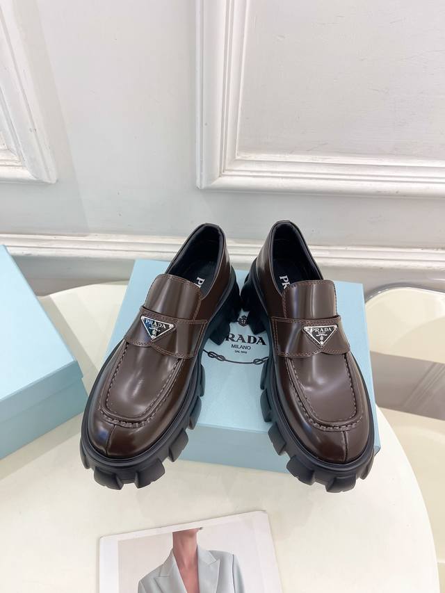 Prada 普拉达 252025春夏新品 专柜走秀款 经典三角标monolith情侣款乐福鞋系列鞋面：原版高定制牛皮 开边珠 牛漆皮内里：进口混种羊皮里大底：原