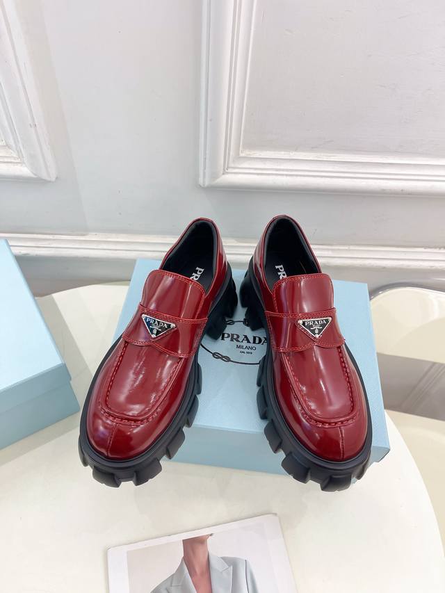 Prada 普拉达 252025春夏新品 专柜走秀款 经典三角标monolith情侣款乐福鞋系列鞋面：原版高定制牛皮 开边珠 牛漆皮内里：进口混种羊皮里大底：原